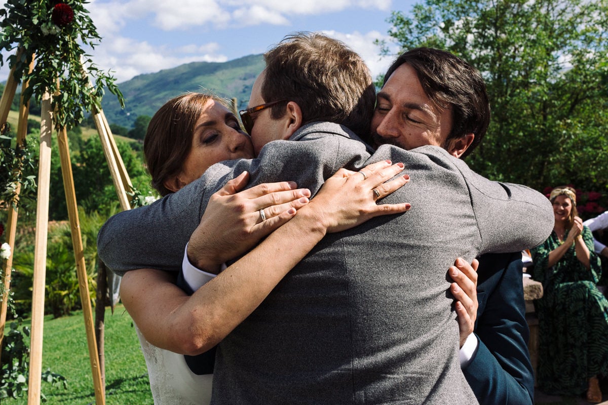 Mariage sur deux jours au Pays Basque - cérémonie laïque au gite au milieu des fougères - embrassade avec les mariés