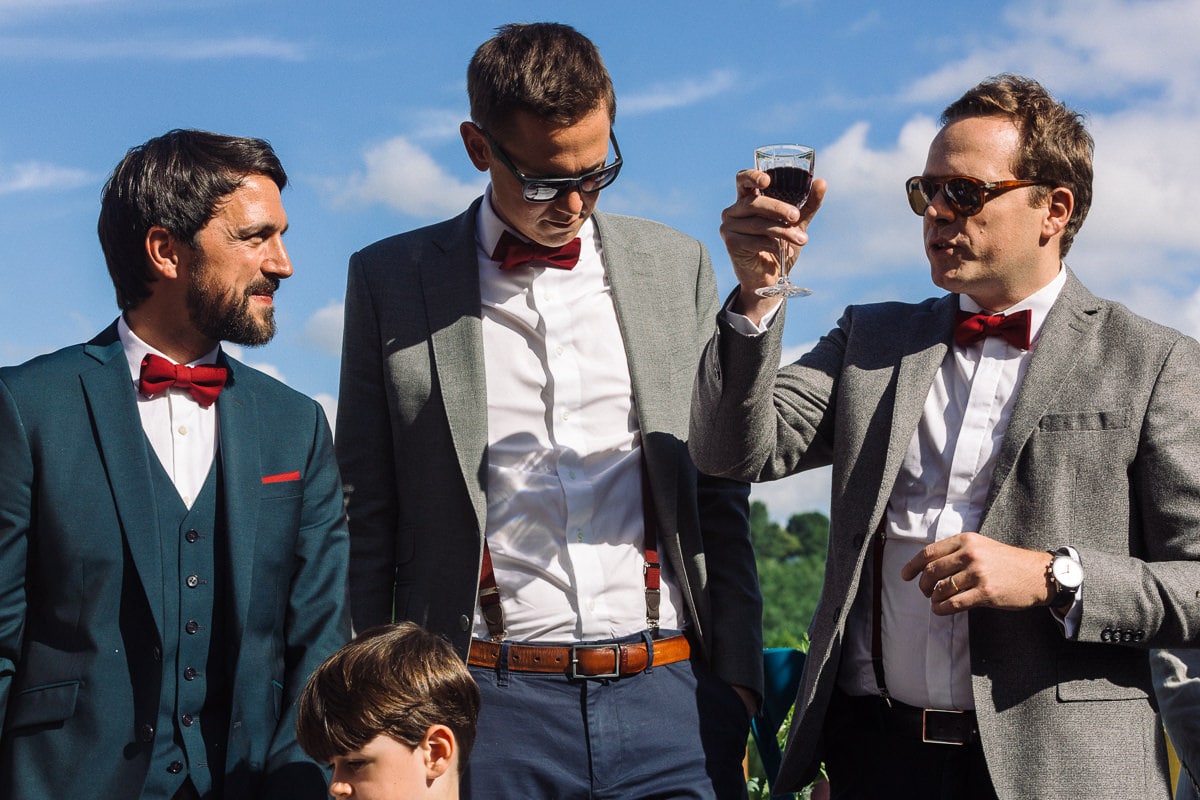 Mariage sur deux jours au Pays Basque - cérémonie laïque au gite au milieu des fougères - les témoins