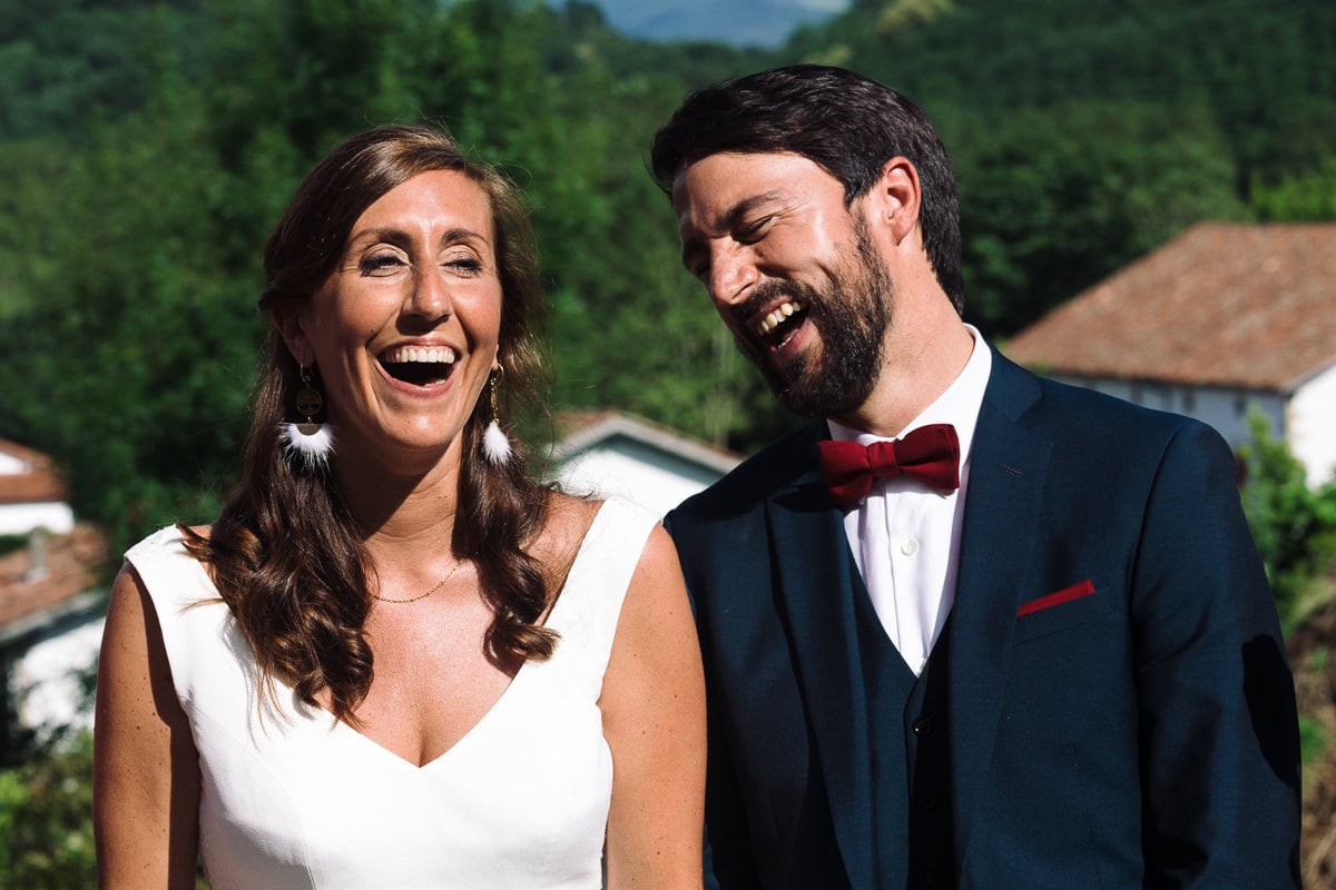 Mariage sur deux jours au Pays Basque - cérémonie laïque au gite au milieu des fougères - rires des mariés