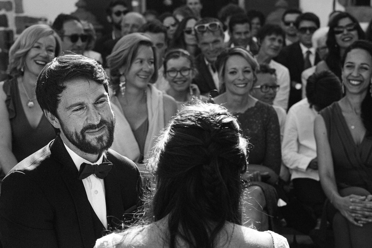 Mariage sur deux jours au Pays Basque - cérémonie laïque au gite au milieu des fougères - émotion du marié