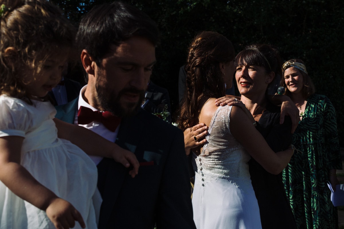 Mariage sur deux jours au Pays Basque - cérémonie laïque au gite au milieu des fougères - embrassade