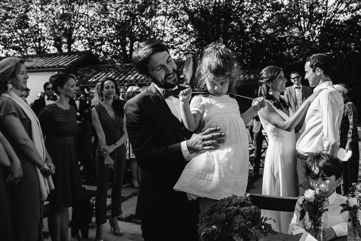 Mariage sur deux jours au Pays Basque - cocktail au gite au milieu des fougères - le marié et sa fille