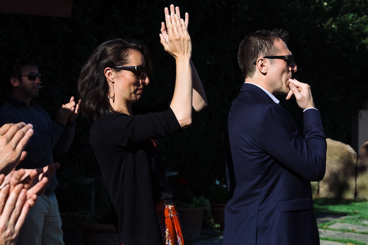 Mariage sur deux jours au Pays Basque - cocktail au gite au milieu des fougères - applaudissement des invités