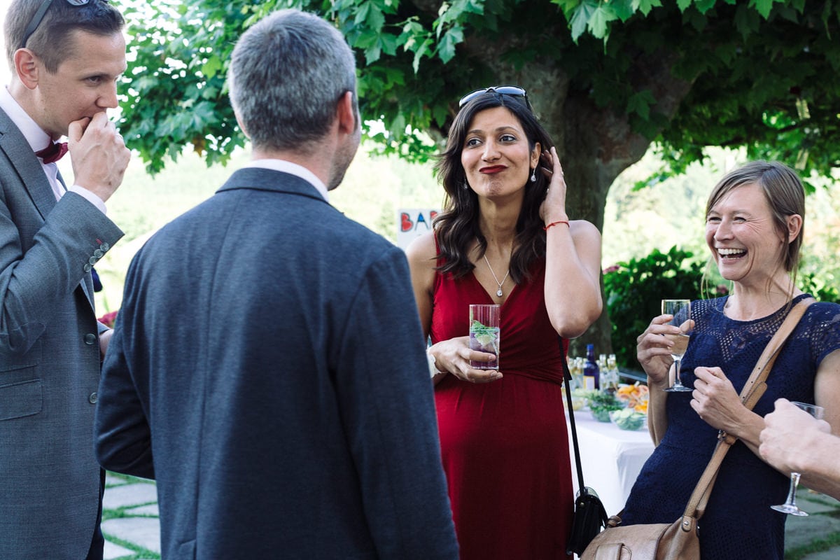 Mariage sur deux jours au Pays Basque - cocktail au gite au milieu des fougères - photo des invités durant le cocktail