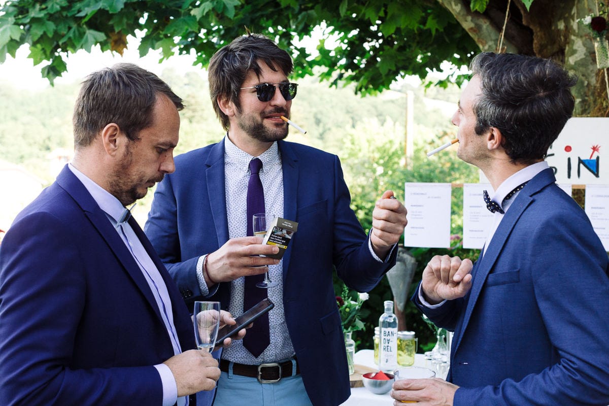 Mariage sur deux jours au Pays Basque - cocktail au gite au milieu des fougères - photo des invités durant le cocktail