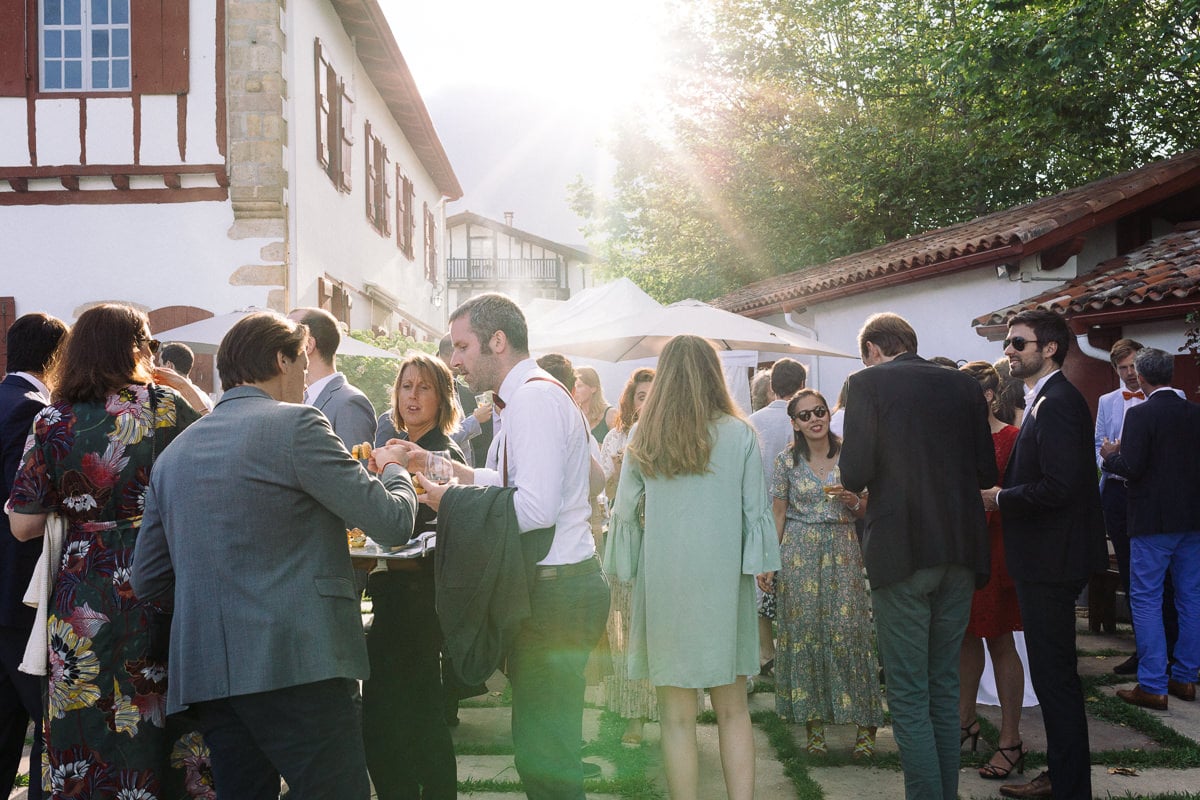 Mariage sur deux jours au Pays Basque - cocktail au gite au milieu des fougères