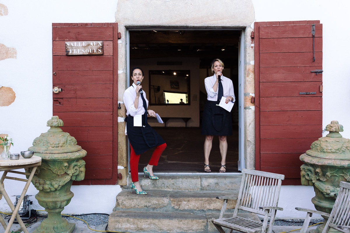 Mariage sur deux jours au Pays Basque - Les témoins au gite au milieu des fougères - photo des témoins
