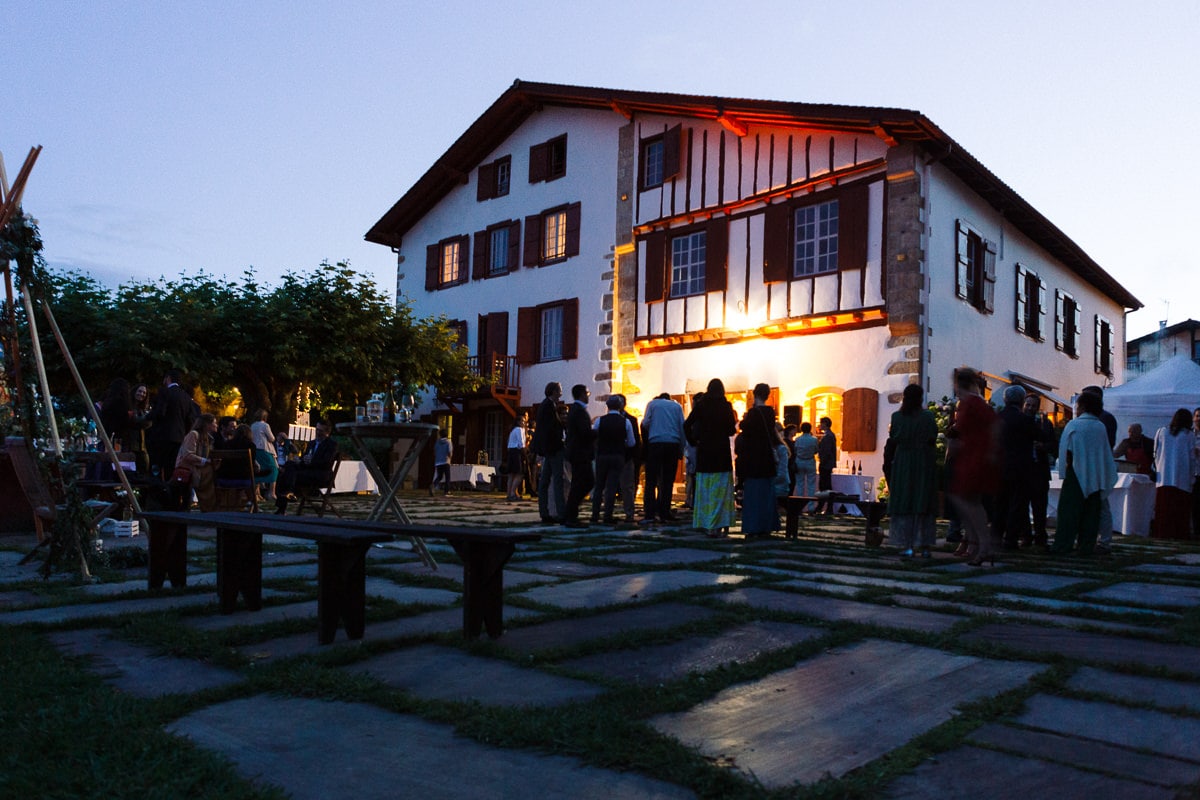 Mariage sur deux jours au Pays Basque - soirée au gite au milieu des fougères