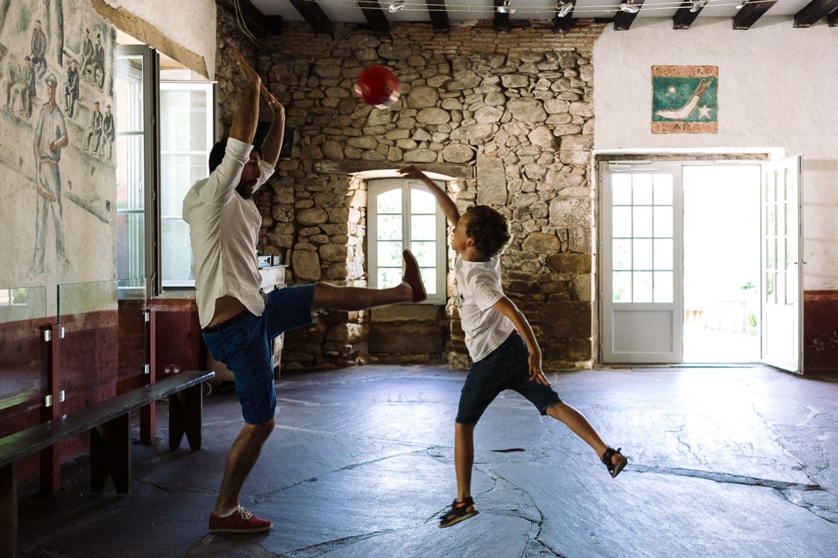 Mariage sur deux jours au Pays Basque - jeu au gite au milieu des fougères