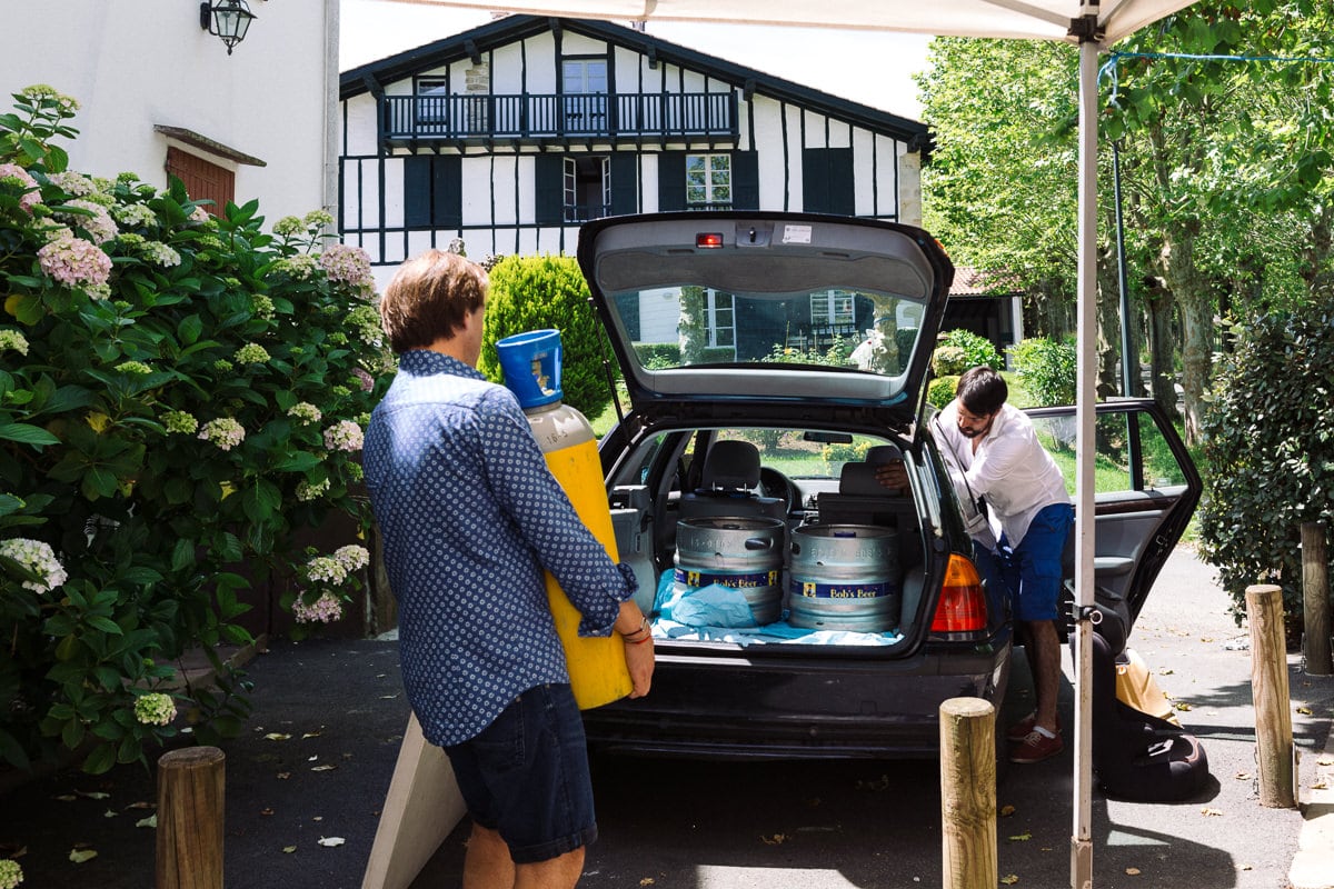 Mariage sur deux jours au Pays Basque - transfert des futs de bière