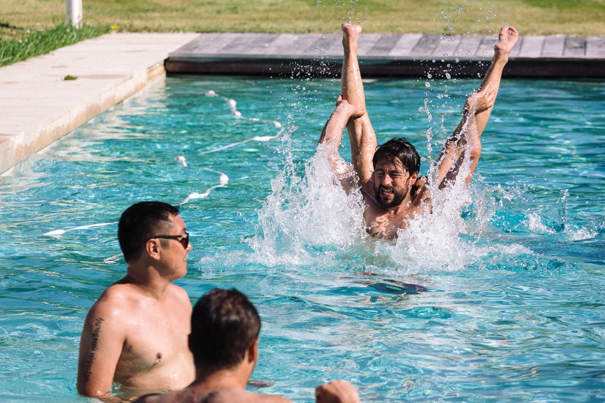 Mariage sur deux jours au Pays Basque - photos dans la piscine chute
