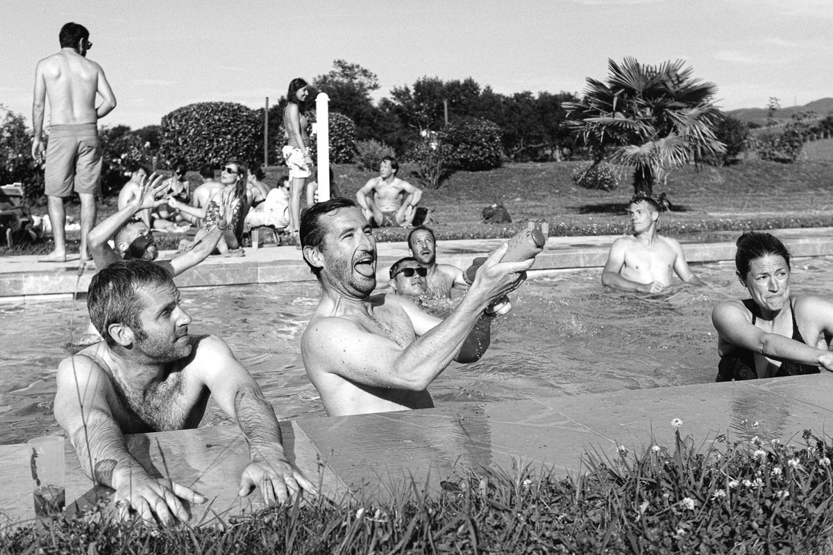 Mariage sur deux jours au Pays Basque - photo d'ambiance fin de journée autour de la piscine