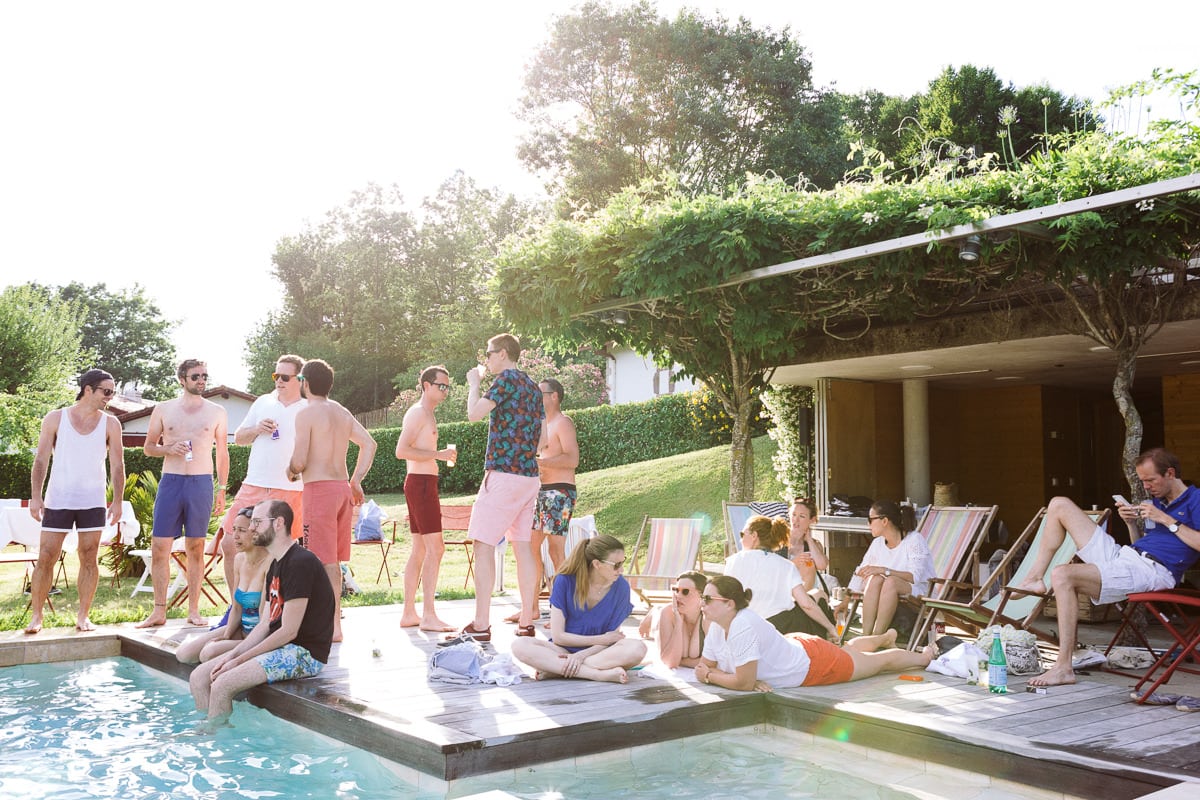 Mariage sur deux jours au Pays Basque - fin de journée autour de la piscine