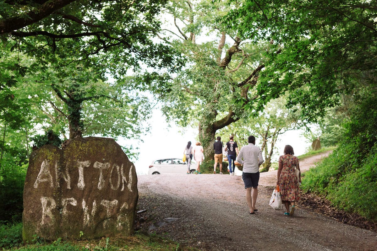 Mariage sur deux jours au Pays Basque - arrivée Anton Benta à la fin du jour