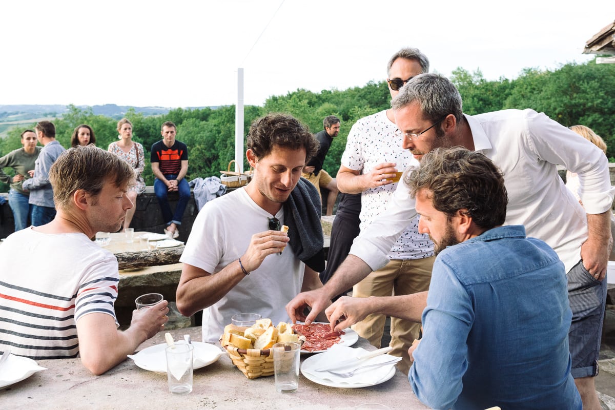 Mariage sur deux jours au Pays Basque - Anton Benta apéro à la fin du jour