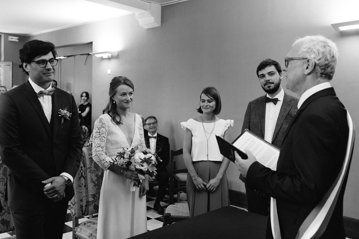 Ernestine-et-sa-famille-wedding and life photographer_MJ-12 ‣ Photographe de famille à l'approche documentaire pour vos évènements ou votre vie quotidienne, à Paris et dans toute la France Les mariés à mairie - reportage de mariage au Domaine de Verderonne dans l'Oise