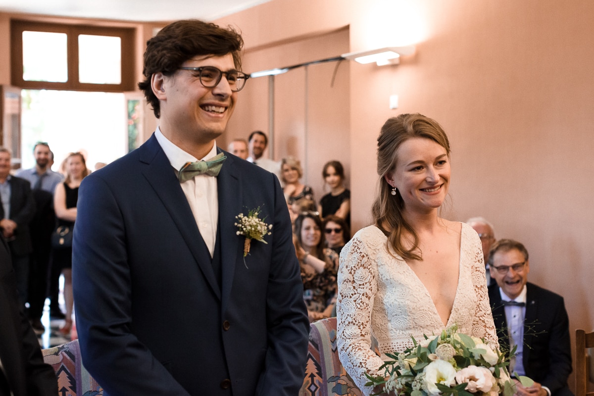 Ernestine-et-sa-famille-wedding and life photographer_MJ-13 ‣ Photographe de famille à l'approche documentaire pour vos évènements ou votre vie quotidienne, à Paris et dans toute la France Les mariés à mairie - reportage de mariage au Domaine de Verderonne dans l'Oise