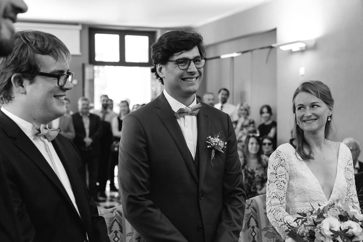 Ernestine-et-sa-famille-wedding and life photographer_MJ-14 ‣ Photographe de famille à l'approche documentaire pour vos évènements ou votre vie quotidienne, à Paris et dans toute la France Les mariés à mairie - reportage de mariage au Domaine de Verderonne dans l'Oise