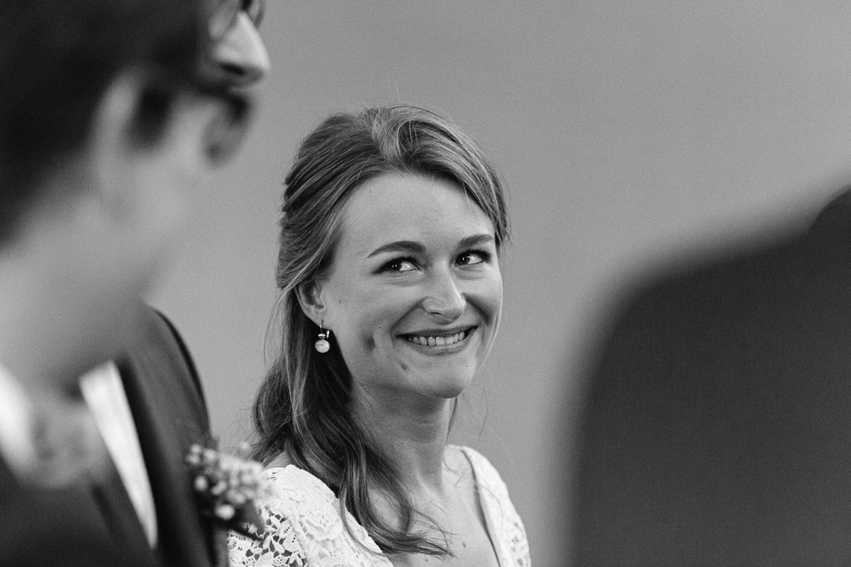 Ernestine-et-sa-famille-wedding and life photographer_MJ-15 ‣ Photographe de famille à l'approche documentaire pour vos évènements ou votre vie quotidienne, à Paris et dans toute la France Les mariés à mairie - reportage de mariage au Domaine de Verderonne dans l'Oise