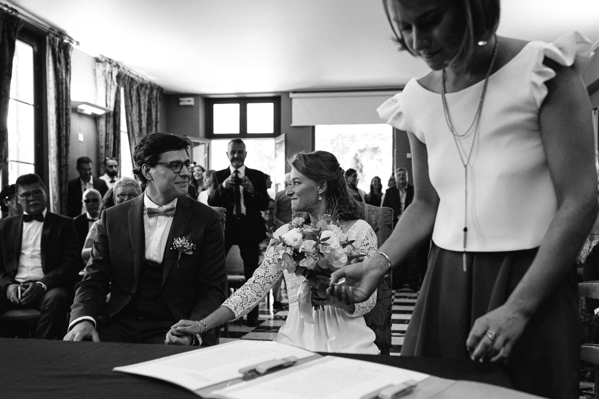 Ernestine-et-sa-famille-wedding and life photographer_MJ-16 ‣ Photographe de famille à l'approche documentaire pour vos évènements ou votre vie quotidienne, à Paris et dans toute la France Les mariés à mairie - reportage de mariage au Domaine de Verderonne dans l'Oise