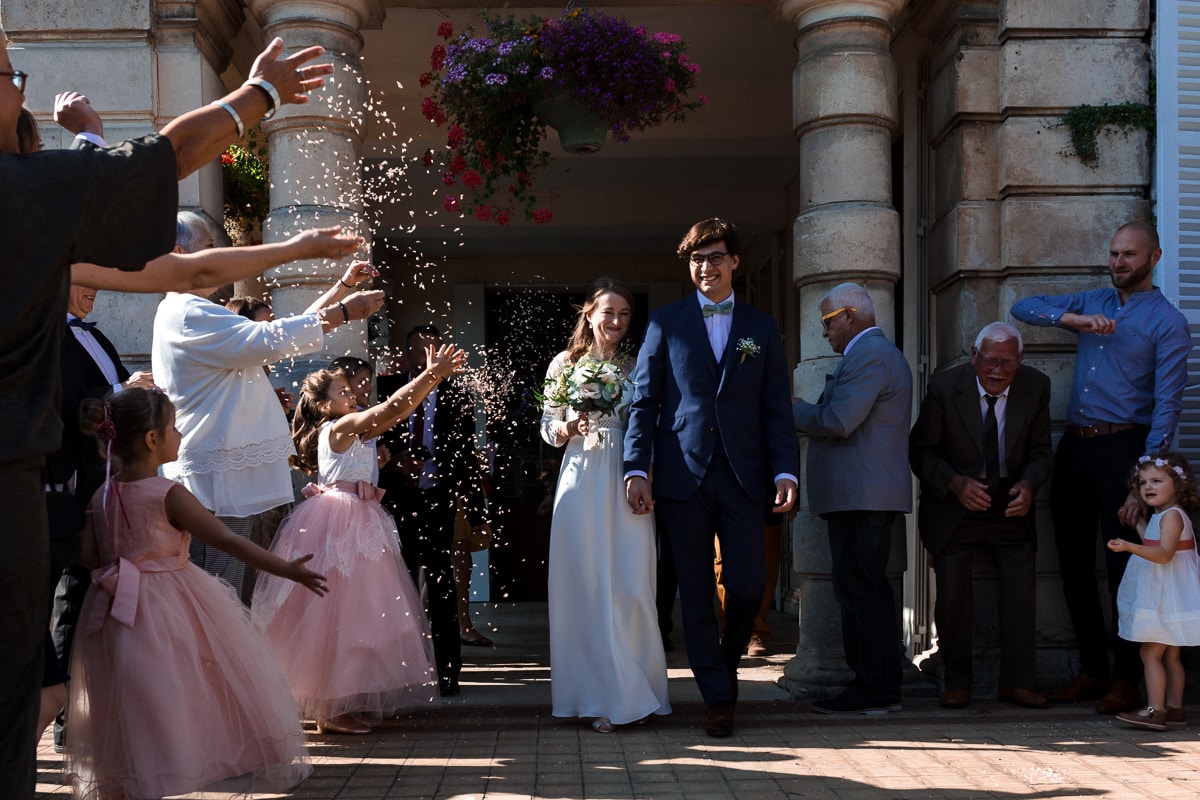 Ernestine-et-sa-famille-wedding and life photographer_MJ-17 ‣ Photographe de famille à l'approche documentaire pour vos évènements ou votre vie quotidienne, à Paris et dans toute la France Sortie des mariés de la mairie - reportage de mariage au Domaine de Verderonne dans l'Oise