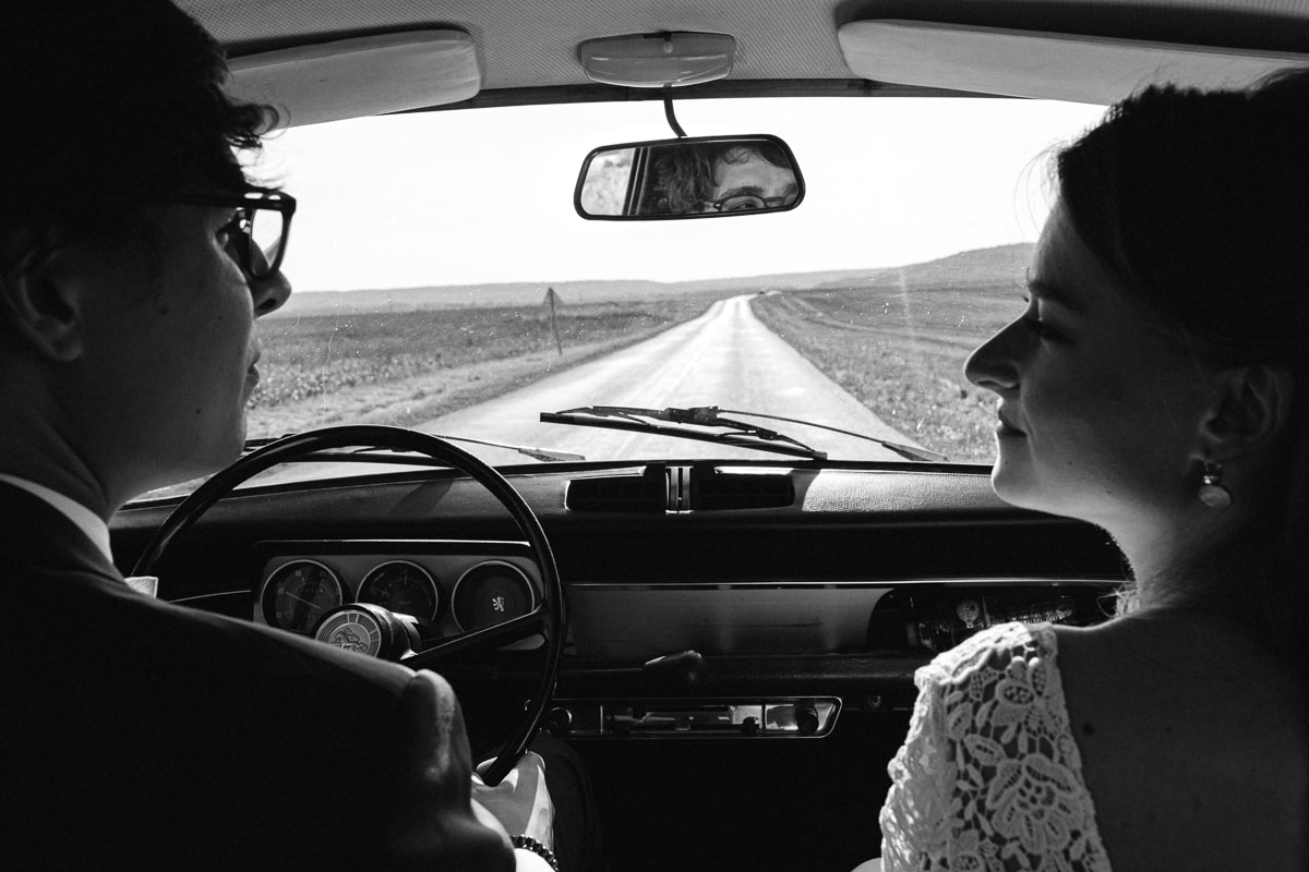 Ernestine-et-sa-famille-wedding and life photographer_MJ-18 ‣ Photographe de famille à l'approche documentaire pour vos évènements ou votre vie quotidienne, à Paris et dans toute la France les mariés dans une voiture - reportage de mariage au Domaine de Verderonne dans l'Oise