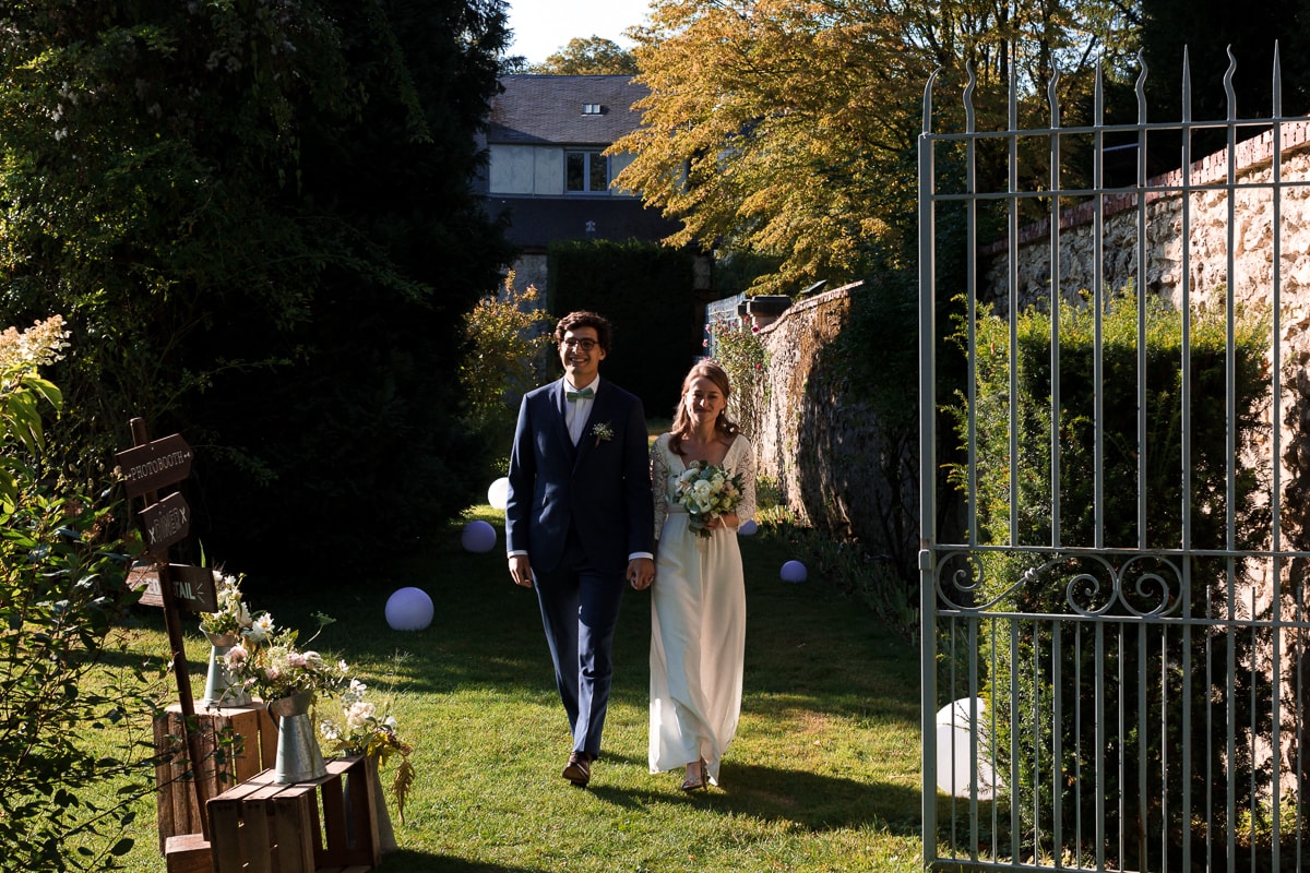 Ernestine-et-sa-famille-wedding and life photographer_MJ-19 ‣ Photographe de famille à l'approche documentaire pour vos évènements ou votre vie quotidienne, à Paris et dans toute la France Arrivée des mariées pour la Cérémonie laïque reportage de mariage au Domaine de Verderonne dans l'Oise