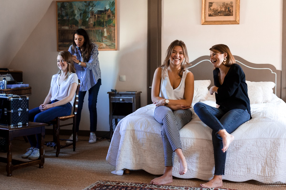Ernestine-et-sa-famille-wedding and life photographer_MJ-2 ‣ Photographe de famille à l'approche documentaire pour vos évènements ou votre vie quotidienne, à Paris et dans toute la France photo des témoins qui rient - reportage de mariage au Domaine de Verderonne dans l'Oise