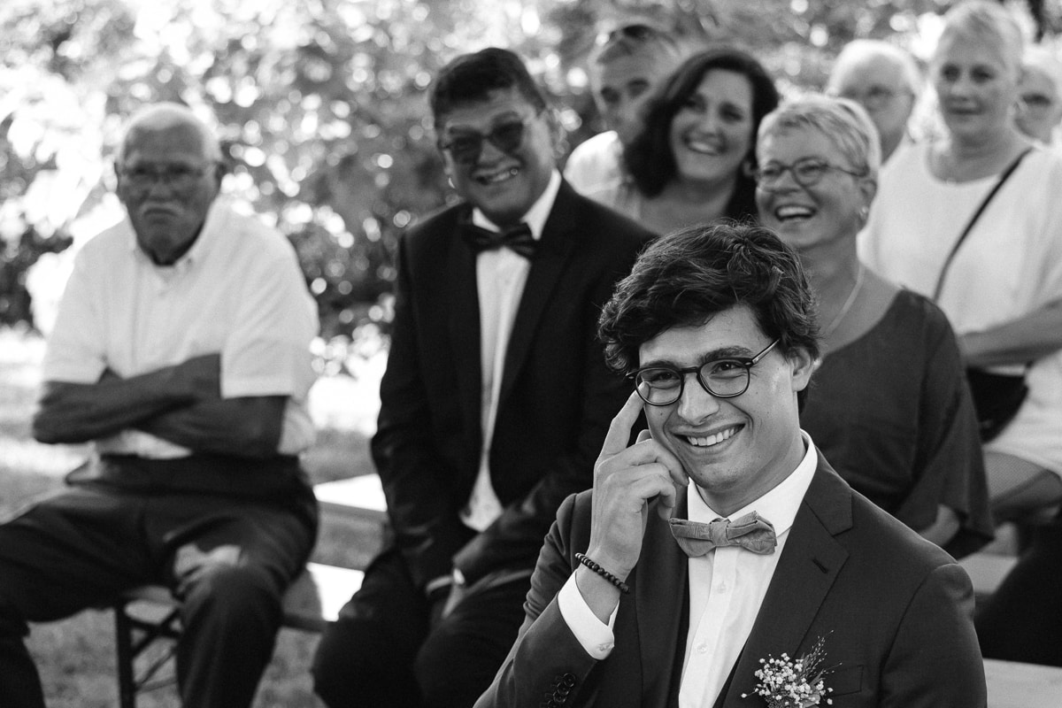 Ernestine-et-sa-famille-wedding and life photographer_MJ-21 ‣ Photographe de famille à l'approche documentaire pour vos évènements ou votre vie quotidienne, à Paris et dans toute la France Le marié ému lors de la Cérémonie laïque reportage de mariage au Domaine de Verderonne dans l'Oise