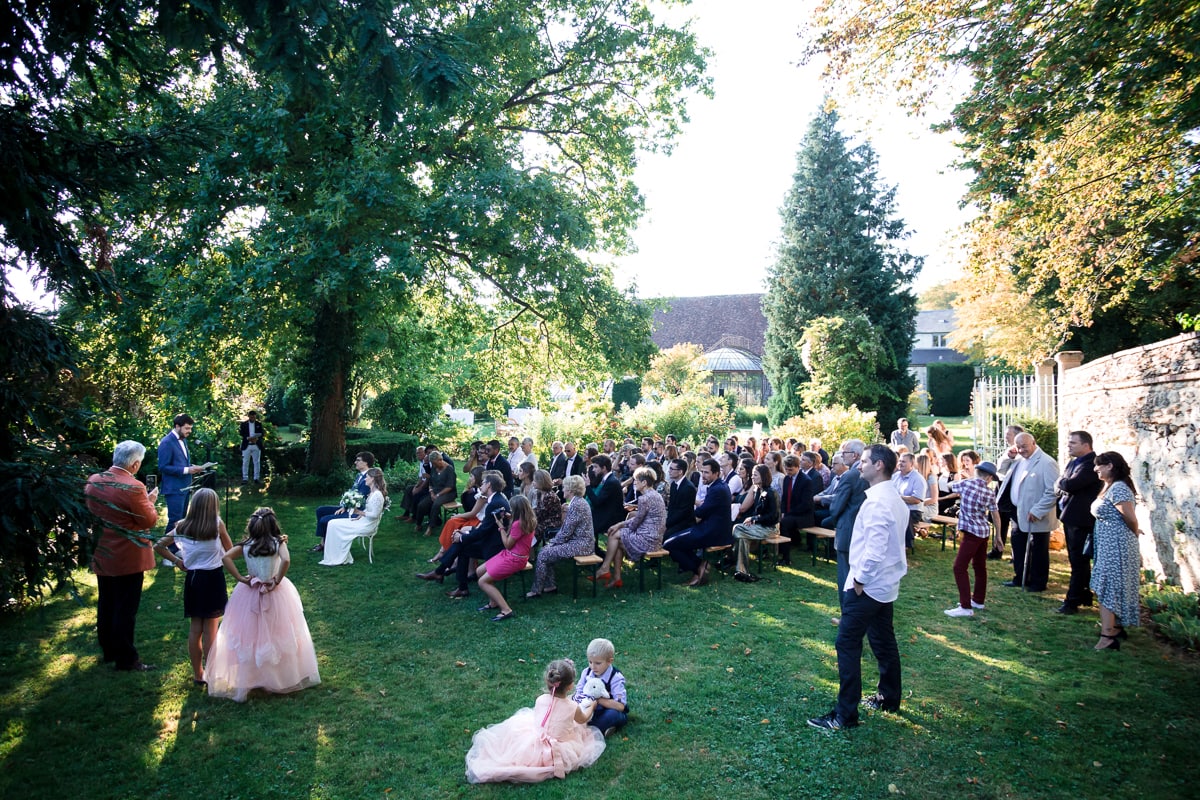 Ernestine-et-sa-famille-wedding and life photographer_MJ-22 ‣ Photographe de famille à l'approche documentaire pour vos évènements ou votre vie quotidienne, à Paris et dans toute la France Vue d'ensemble Cérémonie laïque reportage de mariage au Domaine de Verderonne dans l'Oise