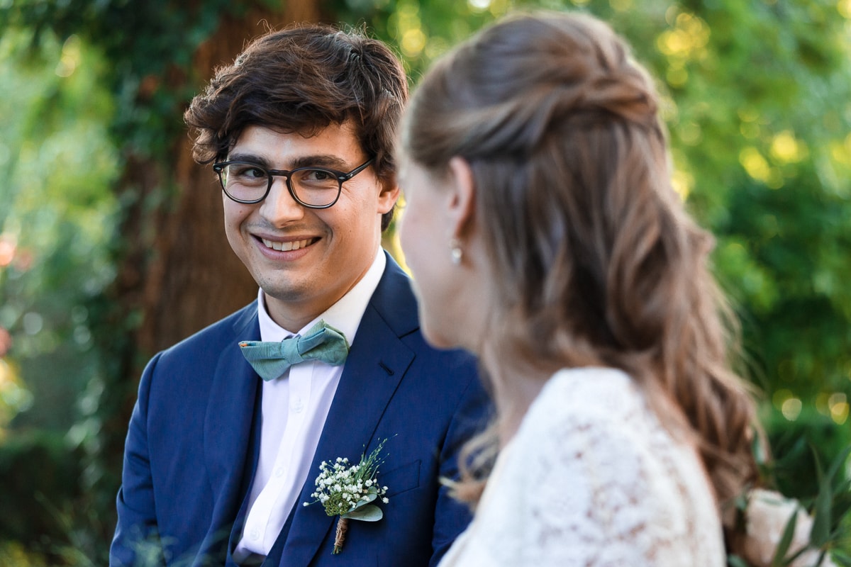 Ernestine-et-sa-famille-wedding and life photographer_MJ-23 ‣ Photographe de famille à l'approche documentaire pour vos évènements ou votre vie quotidienne, à Paris et dans toute la France les mariés lors de la Cérémonie laïque reportage de mariage au Domaine de Verderonne dans l'Oise