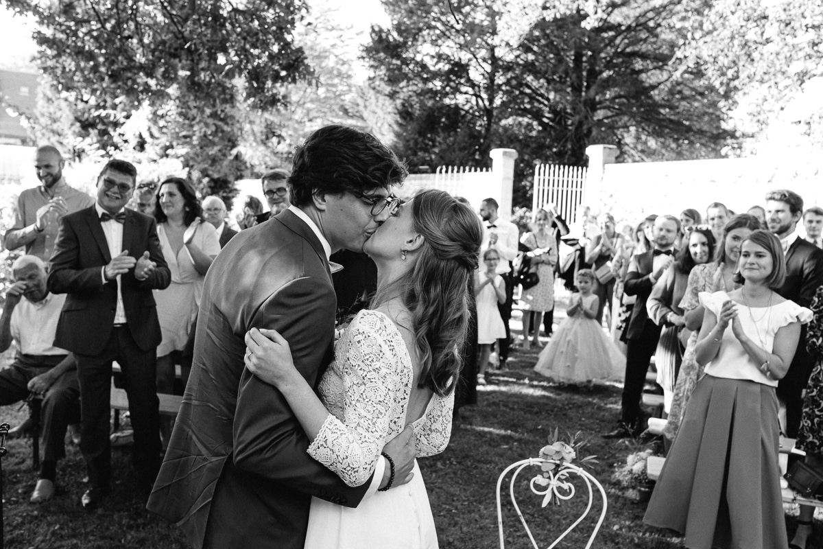 Ernestine-et-sa-famille-wedding and life photographer_MJ-25 ‣ Photographe de famille à l'approche documentaire pour vos évènements ou votre vie quotidienne, à Paris et dans toute la France Cérémonie laïque reportage de mariage au Domaine de Verderonne dans l'Oise