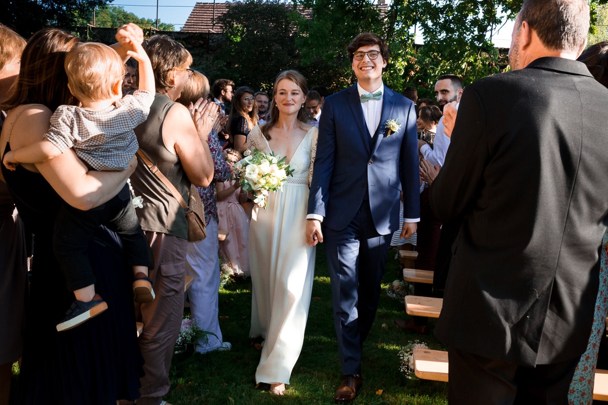 Ernestine-et-sa-famille-wedding and life photographer_MJ-26 ‣ Photographe de famille à l'approche documentaire pour vos évènements ou votre vie quotidienne, à Paris et dans toute la France Arrivée des mariés mariage au Domaine de Verderonne dans l'Oise