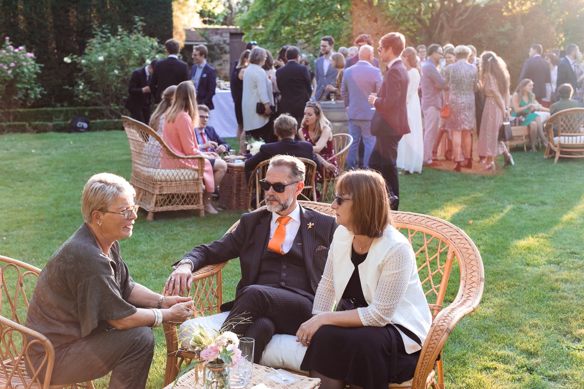 Ernestine-et-sa-famille-wedding and life photographer_MJ-28 ‣ Photographe de famille à l'approche documentaire pour vos évènements ou votre vie quotidienne, à Paris et dans toute la France Reportage pendant le cocktail au soleil couchant lors d'un mariage au Domaine de Verderonne