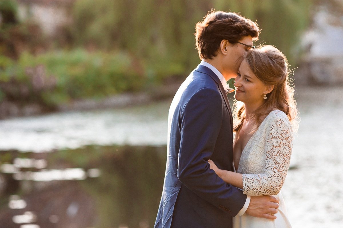 Ernestine-et-sa-famille-wedding and life photographer_MJ-29 ‣ Photographe de famille à l'approche documentaire pour vos évènements ou votre vie quotidienne, à Paris et dans toute la France Photo de couple au Domaine de Verderonne dans l'Oise. Photo des mariés devant le coucher de soleil