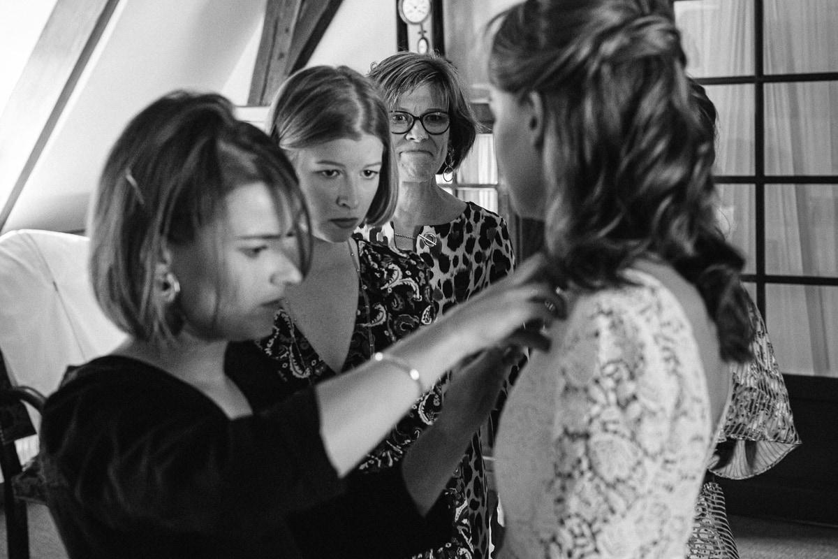 Ernestine-et-sa-famille-wedding and life photographer_MJ-3 ‣ Photographe de famille à l'approche documentaire pour vos évènements ou votre vie quotidienne, à Paris et dans toute la France La mariée, ses sœurs et sa mère - reportage de mariage au Domaine de Verderonne dans l'Oise