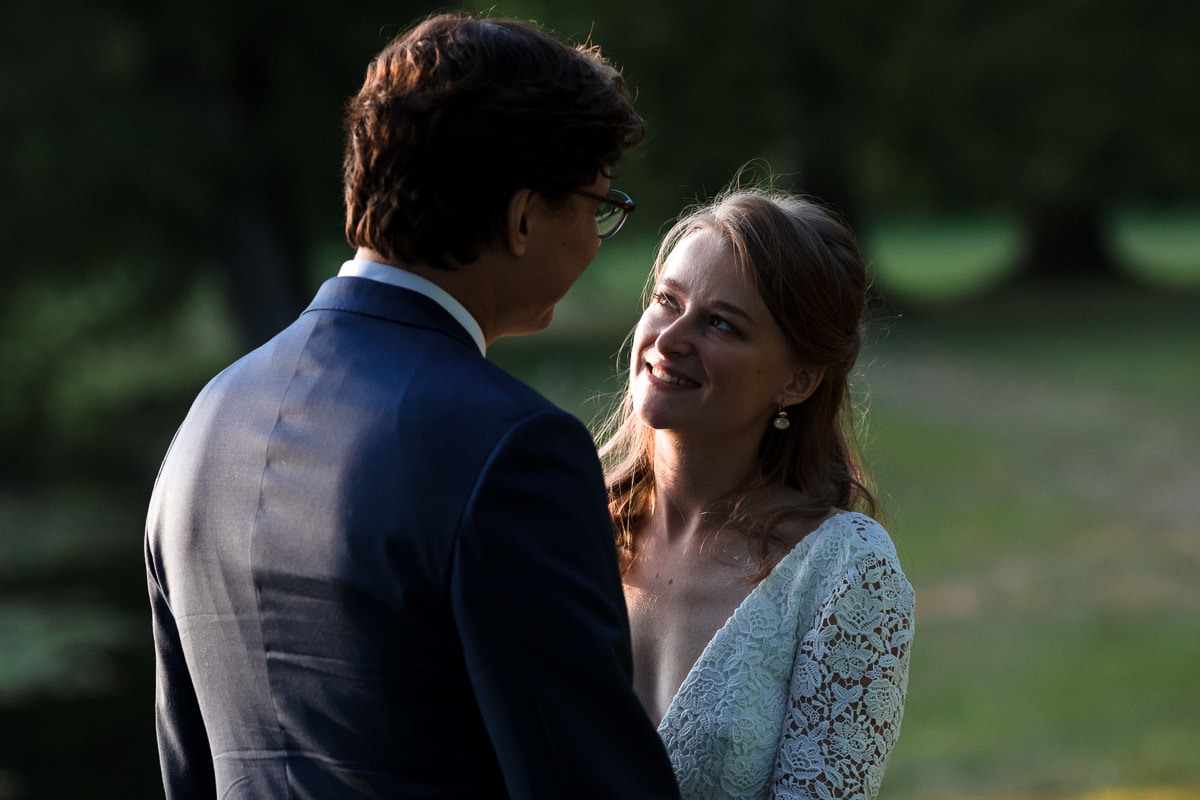 Ernestine-et-sa-famille-wedding and life photographer_MJ-31 ‣ Photographe de famille à l'approche documentaire pour vos évènements ou votre vie quotidienne, à Paris et dans toute la France Photo de couple au Domaine de Verderonne dans l'Oise, le regard de la mariée