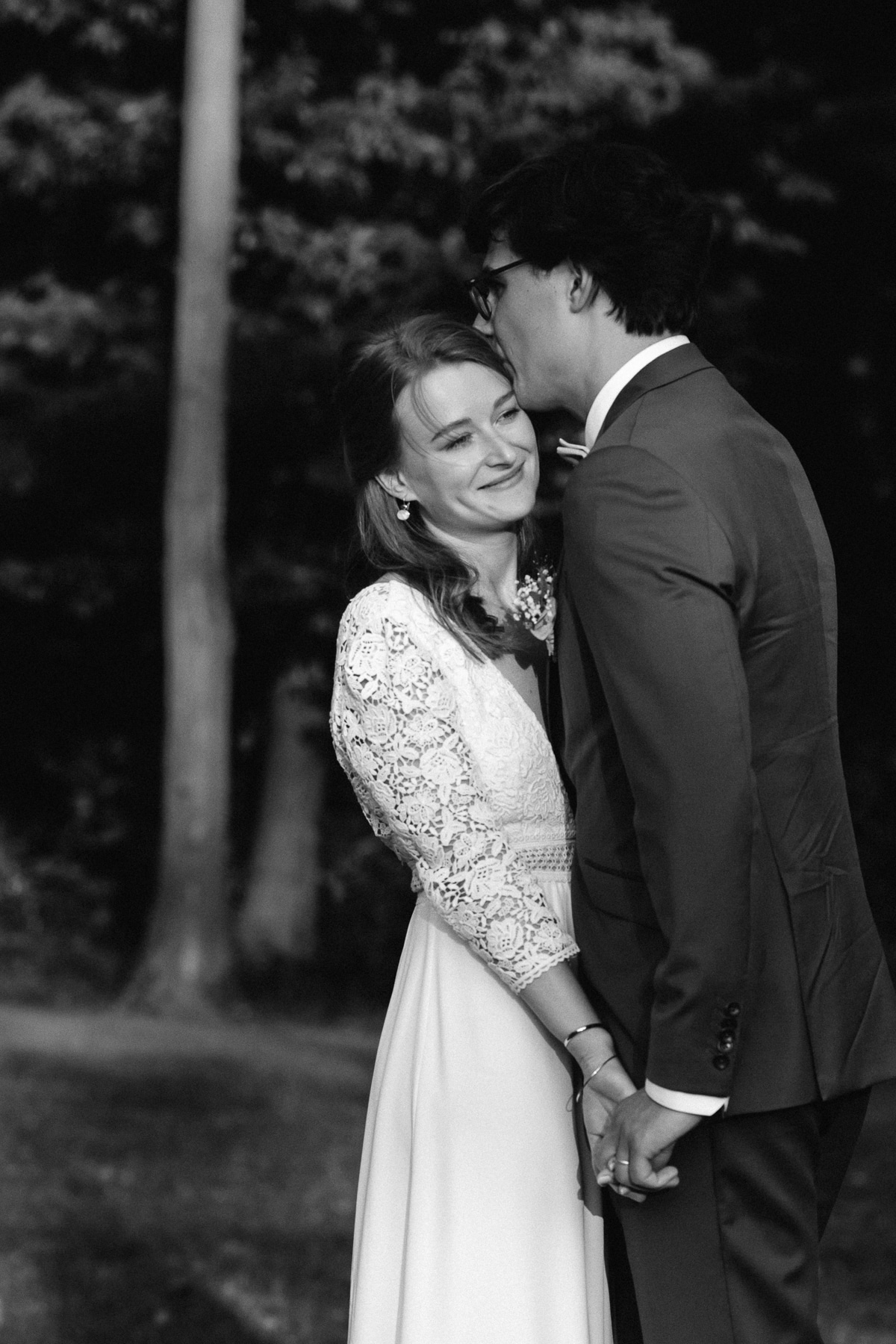 Ernestine-et-sa-famille-wedding and life photographer_MJ-32 ‣ Photographe de famille à l'approche documentaire pour vos évènements ou votre vie quotidienne, à Paris et dans toute la France Photo de couple au Domaine de Verderonne dans l'Oise