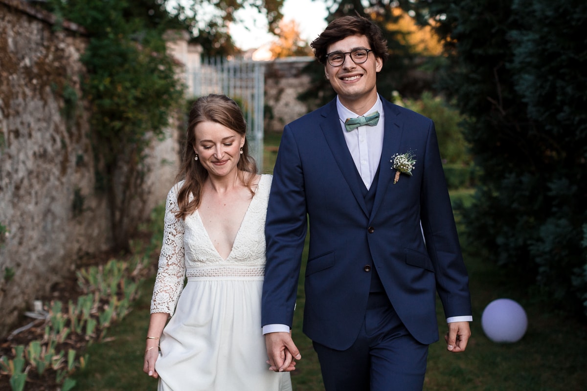 Ernestine-et-sa-famille-wedding and life photographer_MJ-33 ‣ Photographe de famille à l'approche documentaire pour vos évènements ou votre vie quotidienne, à Paris et dans toute la France Les mariés dans le jardin du Domaine de verderonne