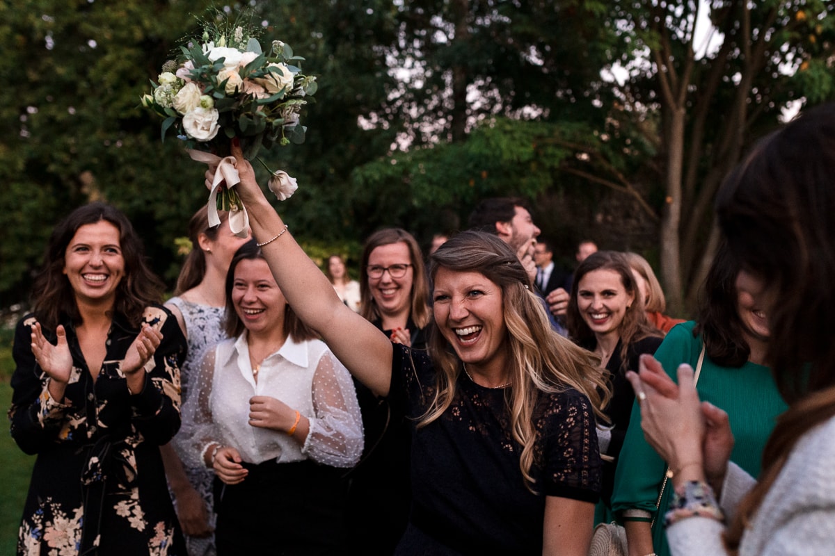 Ernestine-et-sa-famille-wedding and life photographer_MJ-34 ‣ Photographe de famille à l'approche documentaire pour vos évènements ou votre vie quotidienne, à Paris et dans toute la France Le lancer du bouquet pendant un mariage au Domaine de Verderonne