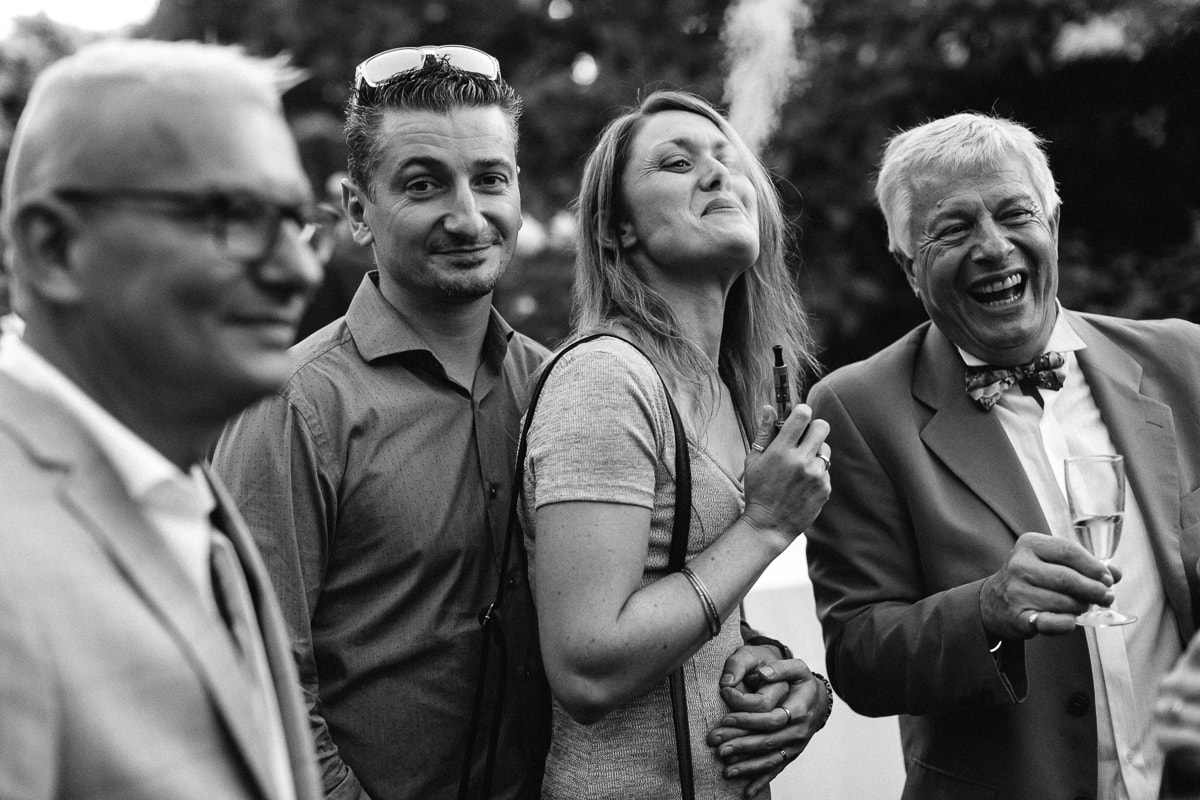 Ernestine-et-sa-famille-wedding and life photographer_MJ-36 ‣ Photographe de famille à l'approche documentaire pour vos évènements ou votre vie quotidienne, à Paris et dans toute la France Moment de détente pendant le cocktail au Domaine de Verderonne