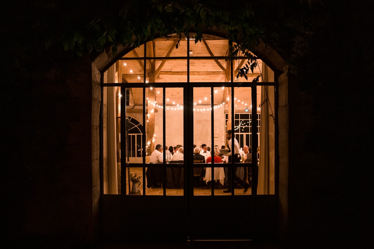 Ernestine-et-sa-famille-wedding and life photographer_MJ-37 ‣ Photographe de famille à l'approche documentaire pour vos évènements ou votre vie quotidienne, à Paris et dans toute la France reportage photo de mariage au Domaine de Verderonne, le diner a travers la fenêtre