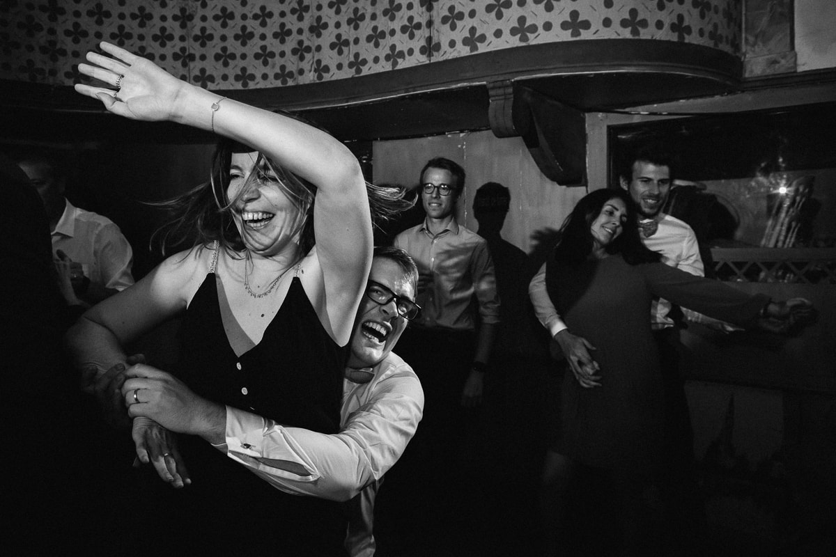 Ernestine-et-sa-famille-wedding and life photographer_MJ-42 ‣ Photographe de famille à l'approche documentaire pour vos évènements ou votre vie quotidienne, à Paris et dans toute la France reportage photo de mariage au Domaine de Verderonne, soirée dansante moment de folie