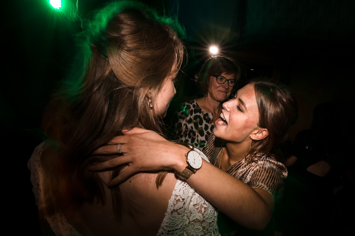 Ernestine-et-sa-famille-wedding and life photographer_MJ-43 ‣ Photographe de famille à l'approche documentaire pour vos évènements ou votre vie quotidienne, à Paris et dans toute la France reportage photo de mariage au Domaine de Verderonne, soirée dansante