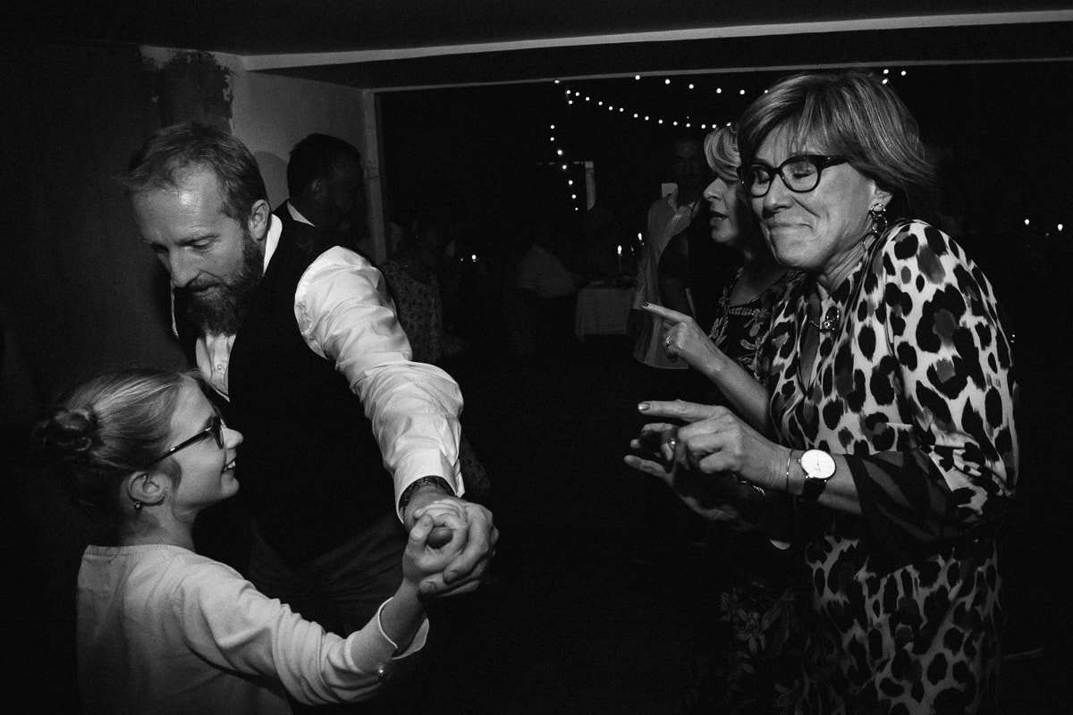 Ernestine-et-sa-famille-wedding and life photographer_MJ-44 ‣ Photographe de famille à l'approche documentaire pour vos évènements ou votre vie quotidienne, à Paris et dans toute la France reportage photo de mariage au Domaine de Verderonne, soirée dansante