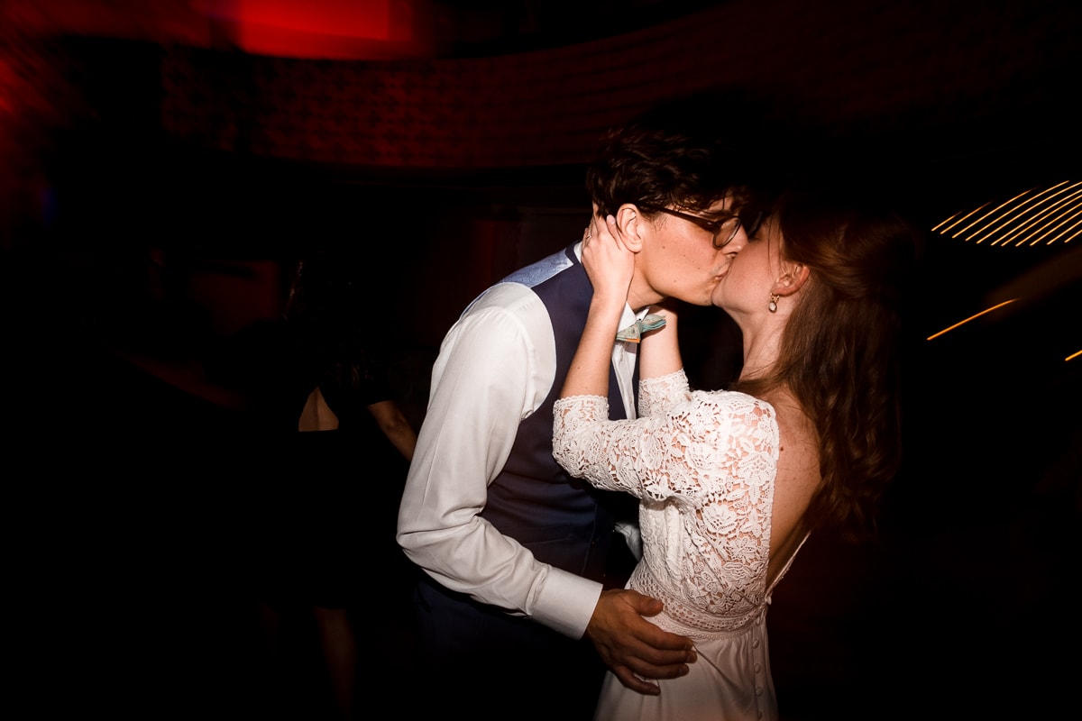 Ernestine-et-sa-famille-wedding and life photographer_MJ-45 ‣ Photographe de famille à l'approche documentaire pour vos évènements ou votre vie quotidienne, à Paris et dans toute la France Soirée de mariage au Domaine de Verderonne, les mariés dansent