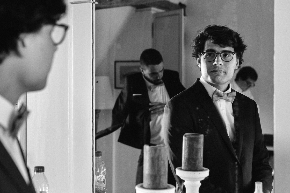 Ernestine-et-sa-famille-wedding and life photographer_MJ-8 ‣ Photographe de famille à l'approche documentaire pour vos évènements ou votre vie quotidienne, à Paris et dans toute la France Préparatifs du marié - reportage de mariage au Domaine de Verderonne dans l'Oise