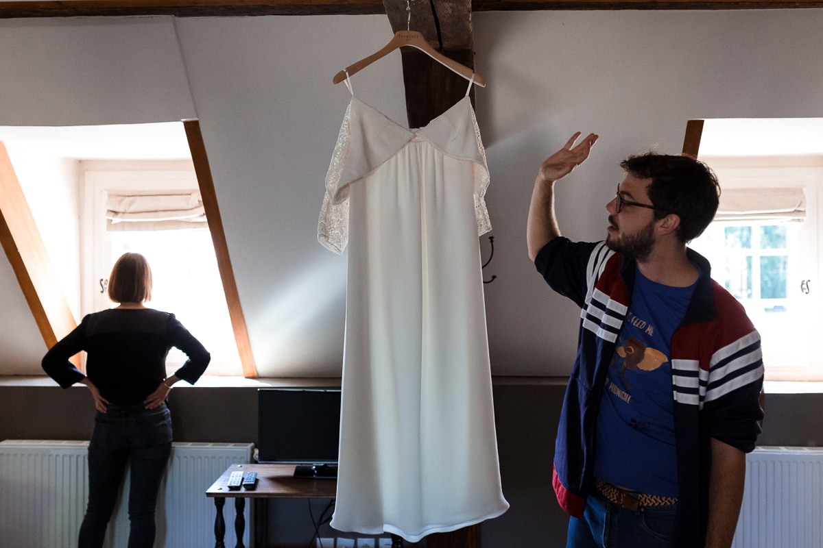 Ernestine-et-sa-famille-wedding and life photographer_MJ ‣ Photographe de famille à l'approche documentaire pour vos évènements ou votre vie quotidienne, à Paris et dans toute la France La robe de mariée - reportage de mariage au Domaine de Verderonne dans l'Oise