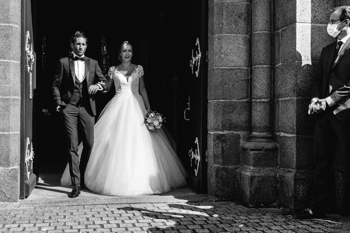 Ernestine-et-sa-famille-wedding and life photographer_MY-11 ‣ Photographe de famille à l'approche documentaire pour vos évènements ou votre vie quotidienne, à Paris et dans toute la France Reportage de mariage en 2020. sortie de l'église juste avant le jeter des pétales.