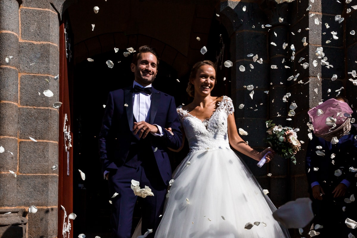 Ernestine-et-sa-famille-wedding and life photographer_MY-12 ‣ Photographe de famille à l'approche documentaire pour vos évènements ou votre vie quotidienne, à Paris et dans toute la France Reportage de mariage. sortie de l'église avec pétales de roses.